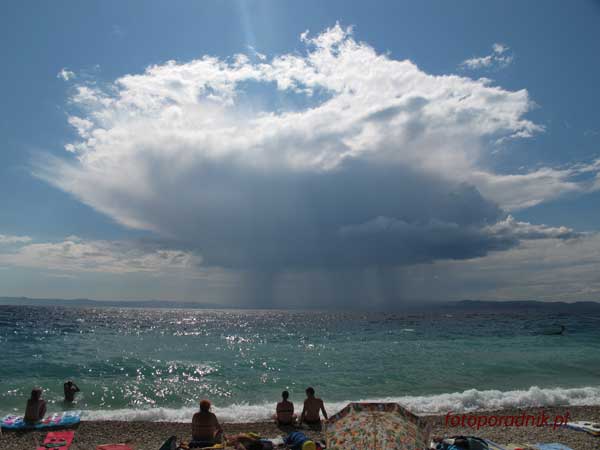 Plaa nad Adriatykiem w Tucepi, Chorwacja. Oryginalny JPEG prosto z aparatu